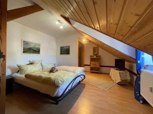 a bedroom with a bed with a dog sitting on it at Schöne Ferienwohnung in Bahnhofsnähe für Urlaub, Studium oder Arbeit in Deggendorf