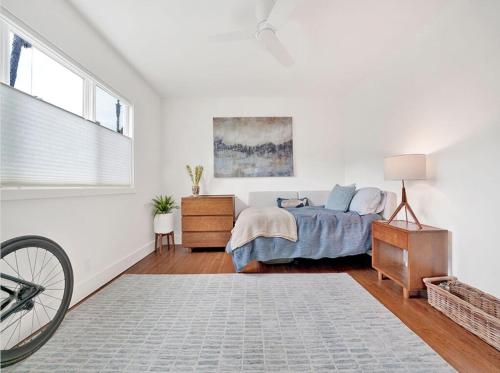 ラグーナ・ビーチにあるLovely Laguna Oceanside Gem!のベッドとドレッサーと窓のある寝室