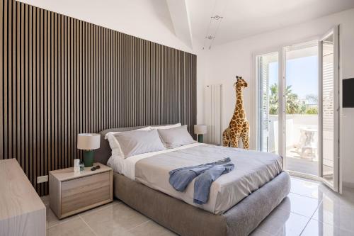 Ένα ή περισσότερα κρεβάτια σε δωμάτιο στο Elegant Villa With Pool & Jacuzzi