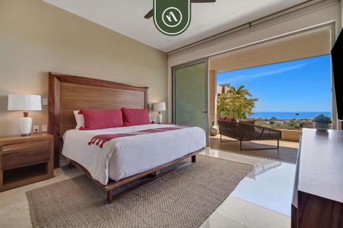 Ένα ή περισσότερα κρεβάτια σε δωμάτιο στο Oceanview 3 BR Condo - Pool - View of the Desert