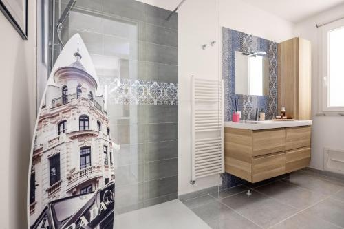 Ένα μπάνιο στο Elegant Villa With Pool & Jacuzzi