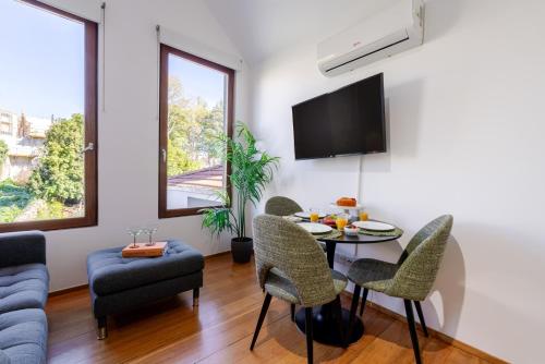 Modern & Cozy Studio by HostWise