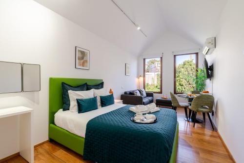 Modern & Cozy Studio by HostWise