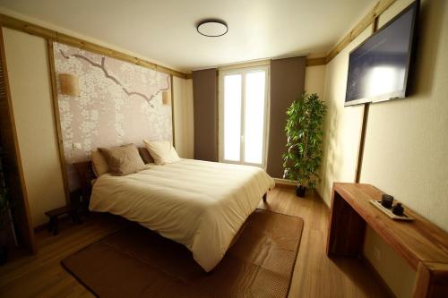 a bedroom with a bed and a large window at Suite - Le Lotus de Conflans in Conflans-Sainte-Honorine
