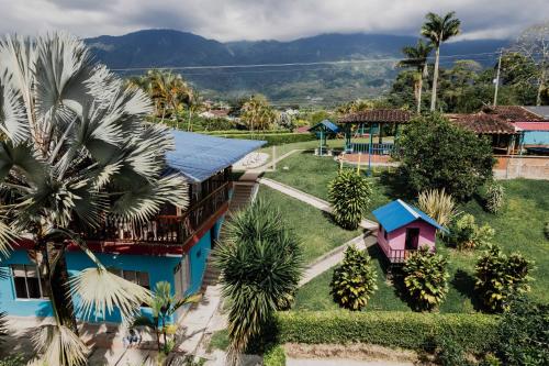 カラルカにあるFinca Hotel La Cabañitaのヤシの木が植わるリゾートの空中ビュー