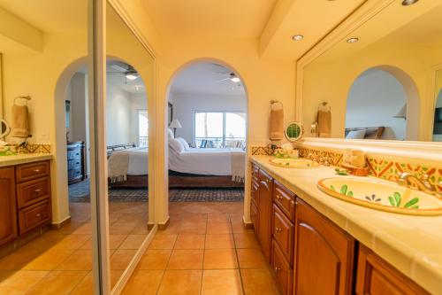 ein Bad mit 2 Waschbecken und ein Schlafzimmer in der Unterkunft Las Mañanitas LM E3302 in San José del Cabo