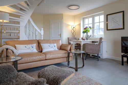 un salon avec un canapé et une table dans l'établissement Heefwai-Wohnung-4, à Morsum