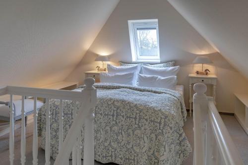 - une chambre dotée d'un lit blanc avec des draps et des oreillers blancs dans l'établissement Heefwai-Wohnung-4, à Morsum