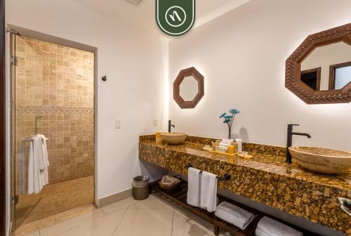 Ένα μπάνιο στο Great House in Cabo with Ocean View - Pool