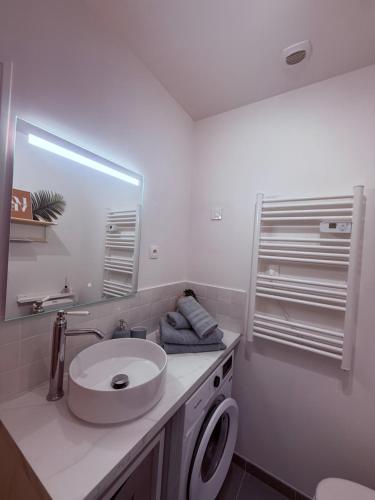 Ένα μπάνιο στο JOYA - Appartement calme en hypercentre - proche des thermes