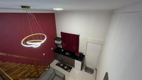 een bovenaanzicht van een keuken met een rode muur bij Loft Firenze - Conforto e Estilo na Serra Gaúcha in Bento Gonçalves