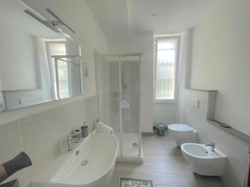 a bathroom with a tub and a sink and a toilet at Casa Caterina in Alassio