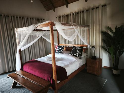 Ένα ή περισσότερα κρεβάτια σε δωμάτιο στο Eden Village Lodge