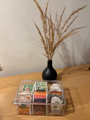 a vase sitting on top of a table with a tray at LippeStay - Modernes Apartment für 2 in Werne an der Lippe