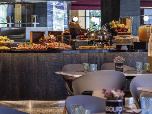 الطعام في الفندق أو بالجوار