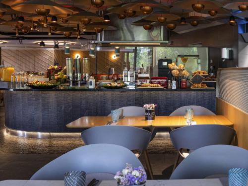 Ibis Styles Madrid City Las Ventas في مدريد: مطعم به طاولة وكراسي ومنضدة