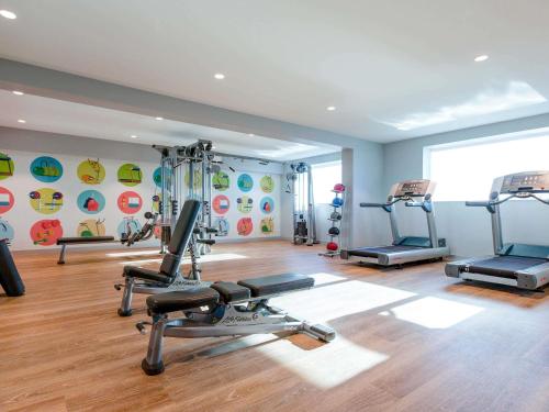 ein Fitnessstudio mit mehreren Laufbändern in einem Raum in der Unterkunft ibis Styles East Perth in Perth