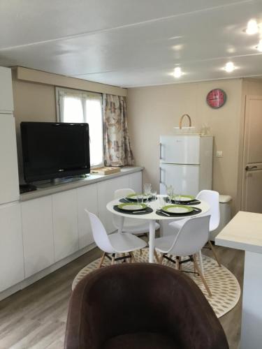 TV a/nebo společenská místnost v ubytování La maison du Bonheur Mobilhome