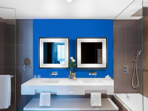 Ένα μπάνιο στο Novotel Bur Dubai - Healthcare City