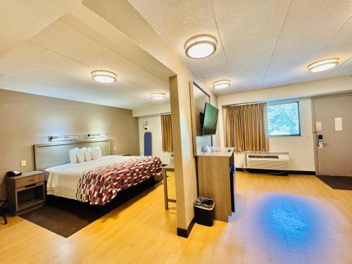 Katil atau katil-katil dalam bilik di Red Roof Inn Milford - New Haven