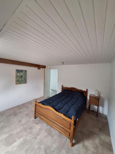 Posto letto in camera con soffitto di Maison Équilibre a Royère-de-Vassivière