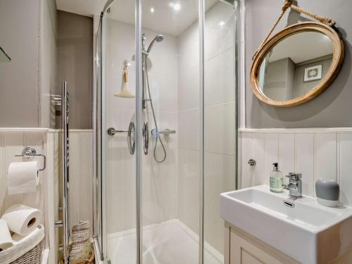 Ένα μπάνιο στο 4 Bed in West Bexington DC149