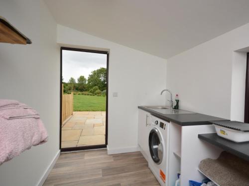 ウィリトンにある1 Bed in Williton 74145のキッチン(洗濯機、乾燥機付)