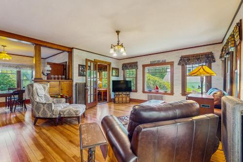 un soggiorno con un divano e una televisione di Riverbank Manor a Moody