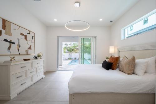 En eller flere senge i et værelse på Arlington Park Luxury House