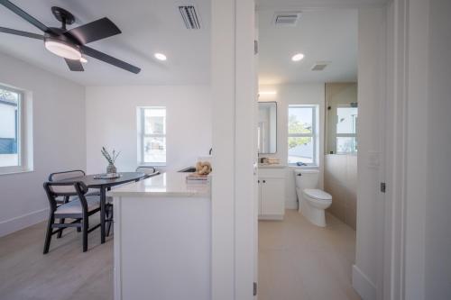 Et badeværelse på Arlington Park Luxury House