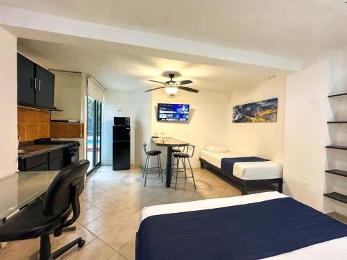 Chuburná de HidalgoAlojamiento tranquilo en Casa con Piscina的一间带床的卧室和一间带桌子的厨房