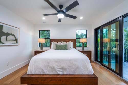 En eller flere senge i et værelse på 2440 Arlington Park Luxury House