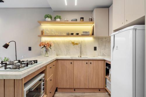 eine Küche mit Spüle und Herd in der Unterkunft Condomínio Residencial e Comercial YOU in Canela