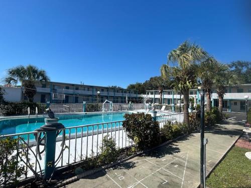 una piscina con recinzione accanto al resort di THE FLORIDIAN INN a Clearwater