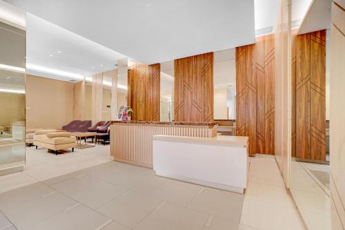 a lobby with a reception desk and a waiting room at OYO 94838 Dahoma Tower in Tjikuda Tiga