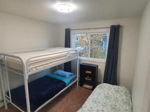 Giường trong phòng chung tại Jewel Lake Apartment