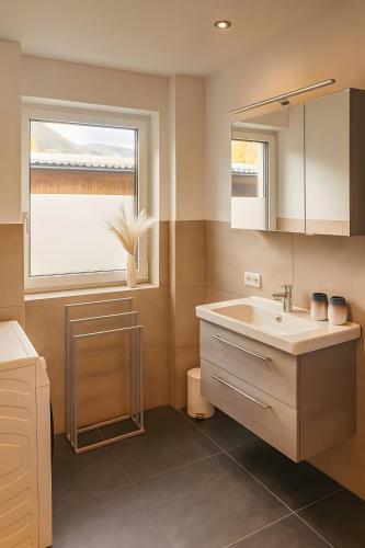 Bilik mandi di Ferienwohnung Pruggernglück