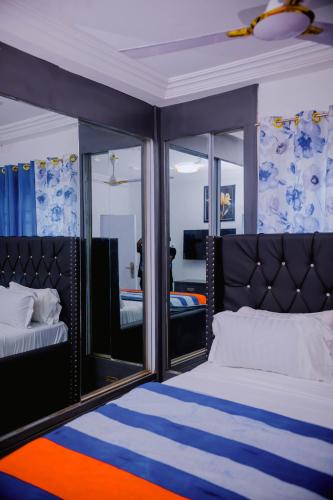 En eller flere senge i et værelse på Oceans Lodge