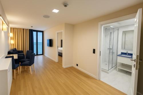 Et badeværelse på Luxury Living Orbi City Batumi