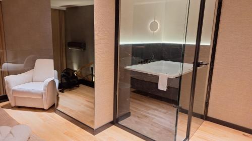Ένα μπάνιο στο Apartament Premium z jacuzzi nad Zegrzem