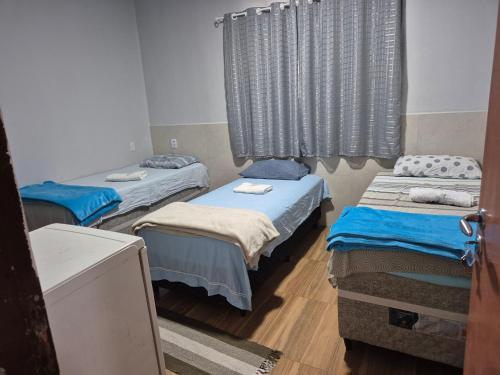 a room with two twin beds and a window at Pousada ji Paraná in Ji-Paraná