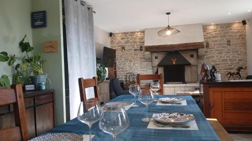 un tavolo con bicchieri da vino in cucina di Manoir de kerozet - Chambres chez l'habitant - 3 chiens a Plouider