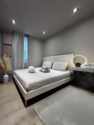 ピッツバーグにあるPrivate Parking 2 BEDS Urban Serenityの大きなベッドと洗面台のある寝室