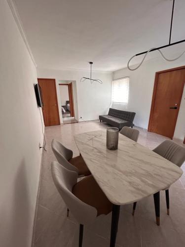 a dining table and chairs in a living room at Departamento a una cuadra del angel de la independencia in Mexico City