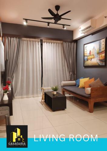 Una sala de estar con un sofá y un ventilador de techo. en CASA SOUL & SOFT 2Bedroom-2Bathroom at Trion KL, en Kuala Lumpur
