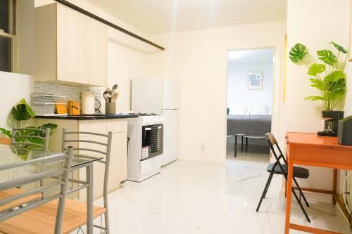 ユニオンシティにあるCozy 1-Bedroom Walkout Apt with Private Entryのキッチン(コンロ、テーブル付)