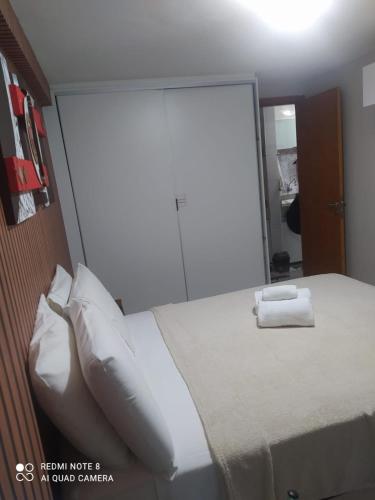 a bedroom with a bed with a large mirror at Israel Flat 413 Tambau in Tambaú