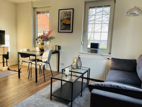een woonkamer met een bank en een tafel bij Haus Mees Appartements in Wuppertal
