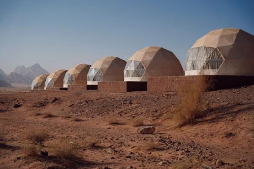 una fila de edificios abovedados en el desierto en Rum Travel with Mohammad, en Wadi Rum