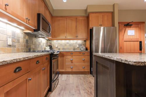 Η κουζίνα ή μικρή κουζίνα στο Slalom Creek 2 Bedroom & Den